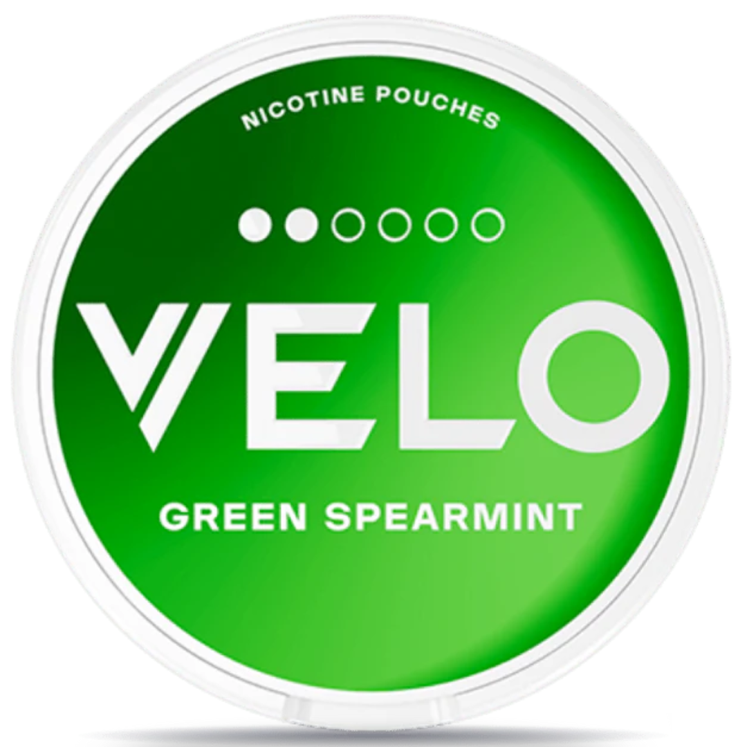 Close-up of a Velo Green Spearmint 6mg nicotine pouch can and one of its white pouches. The green label clearly shows ‘6mg’ with two dots, and the white pouch emphasizes the clean, tobacco-free spearmint nicotine content.